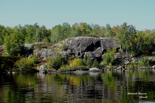 DSC01495 Fall colours on the lake hanging rock bay