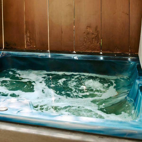 The outdoor hot tub at Cabin 7, a popular cabin for romantic getaways at Inverness Falls Resort.
